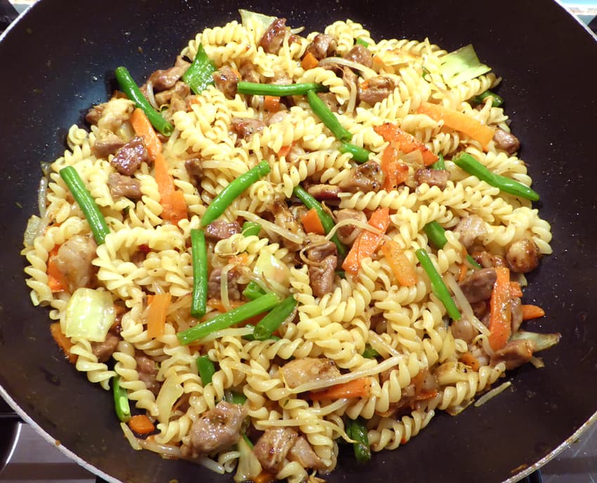 indonesische roerbak met Fusilli